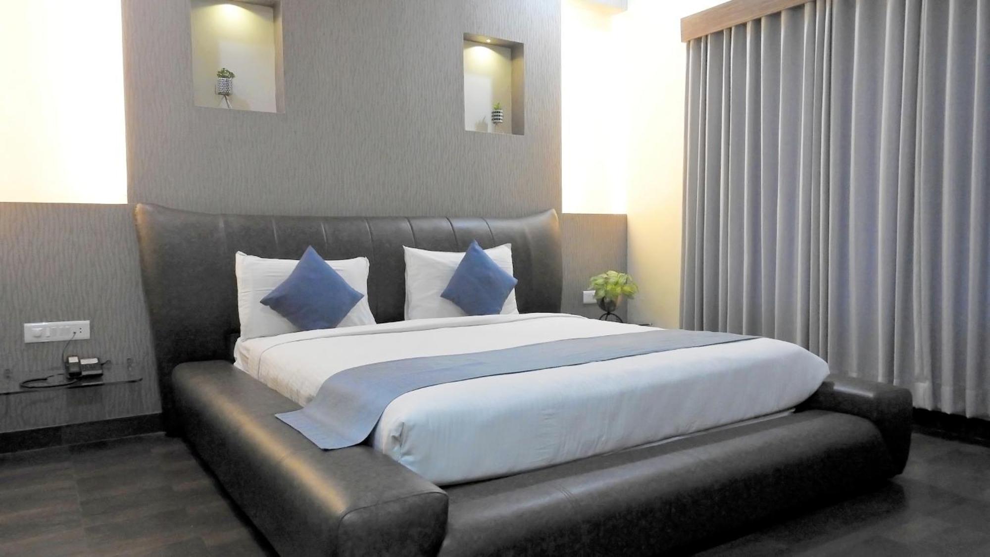 Hotel Sai Miracle Sirdi Kültér fotó